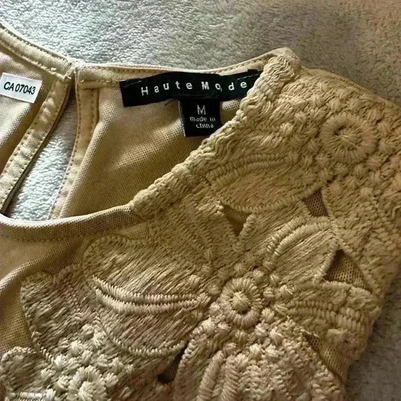 Haute Monde Nude  Floral Appliqué Bodysuit Size Medium - Picture 2 of 4